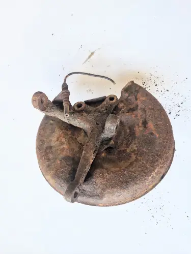 Fusee / wielnaaf rechts voor. Volvo 142 144 145 164